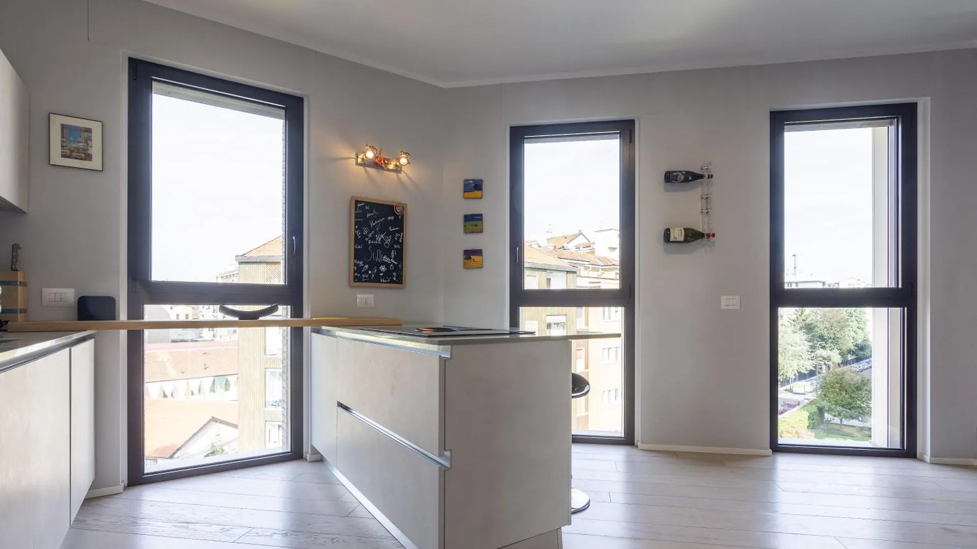 Wolvesdensuite Con Terrazzi E Garage Gratuito Milaan 0*,